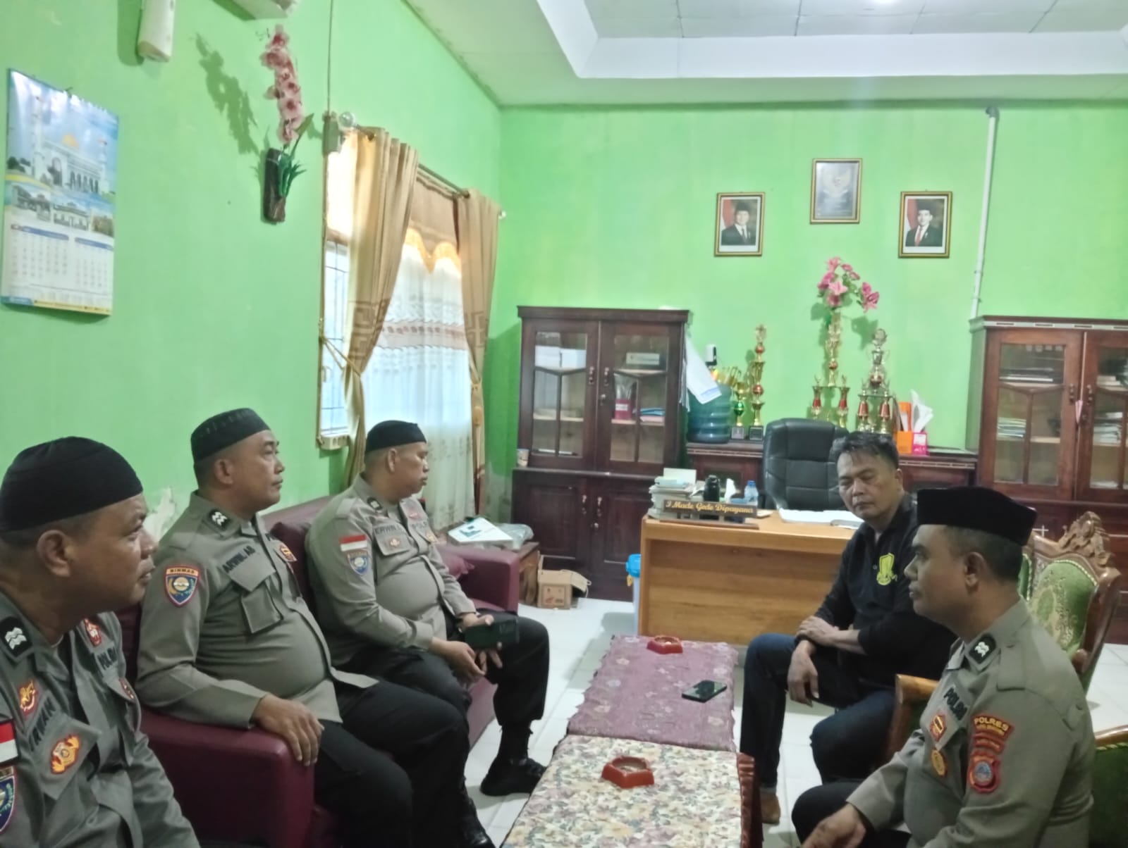 Dai Polri Sambangi Kepala Desa Tolai untuk Cegah Paham Radikalisme
