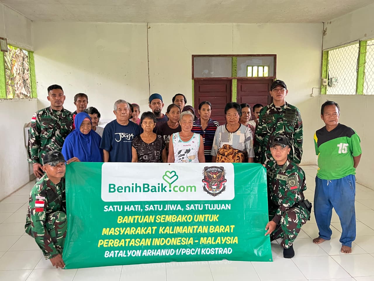 Satgas Pamtas Yonarhanud 1 Kostrad Bersama Yayasan Benih Baik Salurkan Bantuan Sembako di Wilayah Perbatasan