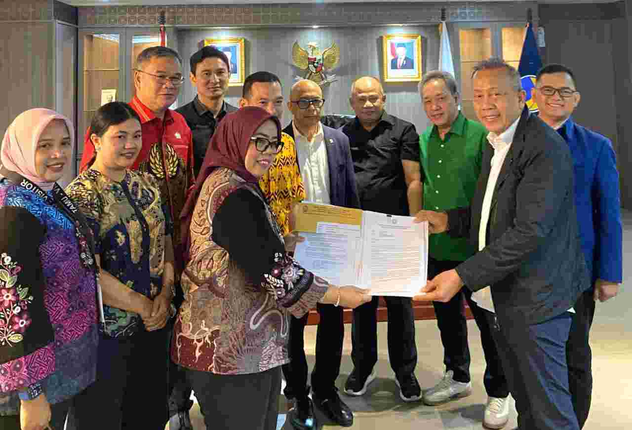 DPRD Kalbar Serahkan Tuntutan 17+8 ke DPR RI