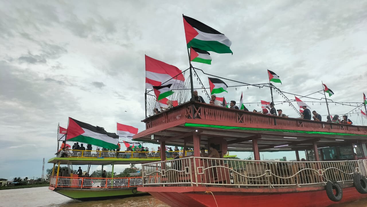 UAR Kalbar Kawal Pengibaran Bendera Indonesia dan Palestina di Sungai Kapuas