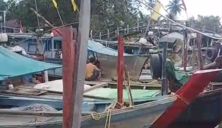 Nelayan Paloh Menjerit, Harga Solar Mencekik dan Langkanya BBM Subsidi