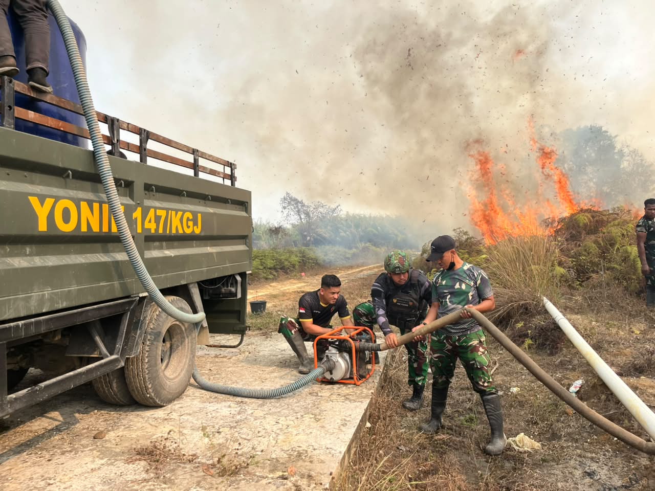 Pos Kotis Satgas Yonif 147/KGJ Bersama Warga Bergerak Cepat Padamkan Karhutla di Distrik Meyado