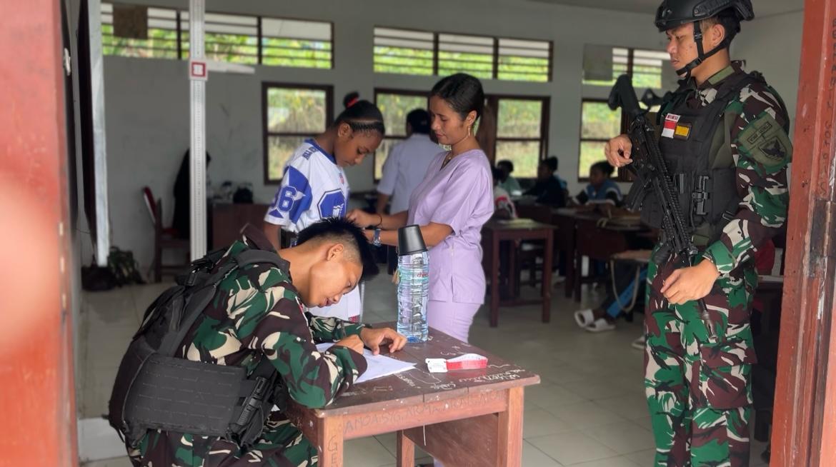 Sinergi Kesehatan di Perbatasan, Satgas Yonif 147/KGJ Pos Teluk Etna Gelar Skrining Kesehatan untuk Siswa SMPN 1 Teluk Etna