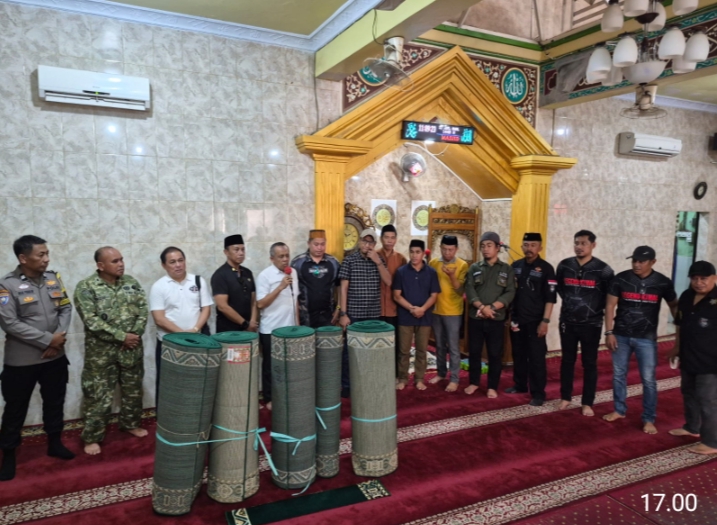 LSM Garuda Hitam Gelar Kegiatan Jumat Berbagi Karpet di Mesjid Pannampu